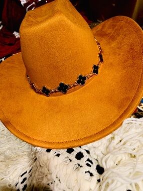 Wide-Brim Hat with Black Flower Chain + FREE JEWELRY PIECE
